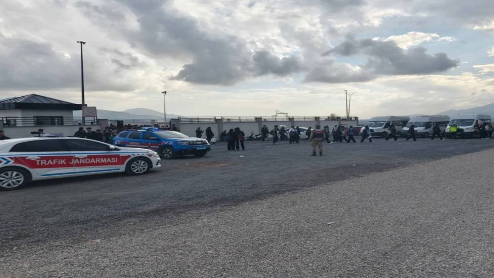 Gaziantep&rsquo;te jandarmadan okul &ccedil;evrelerinde huzur uygulaması: Aranan 181 şahıs yakalandı
