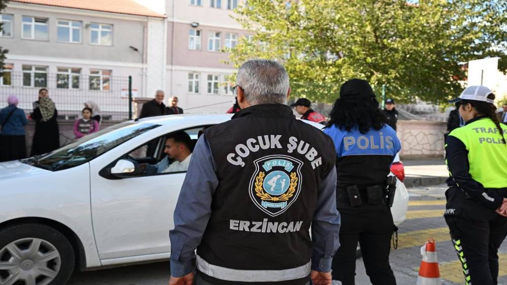 Erzincan&rsquo;da &ouml;ğrencilerin g&uuml;venliği i&ccedil;in denetim yapıldı
