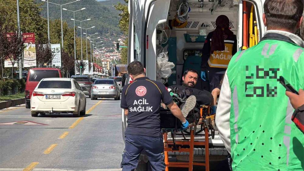 Menteşe&rsquo;de kırmızı ışık ihlali kazaya neden oldu: 1 yaralı
