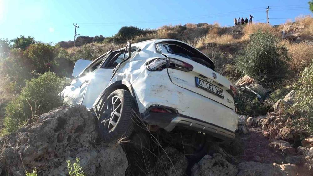Kontrolden &ccedil;ıkan ara&ccedil; 30 metreden yuvarlandı: 1 yaralı
