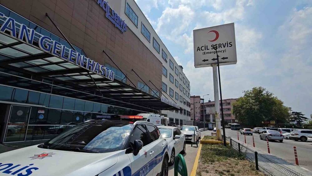 Kiremit onarımı sırasında y&uuml;k asans&ouml;r&uuml; 3. kattan d&uuml;şt&uuml;: 1&rsquo;i ağır 3 yaralı
