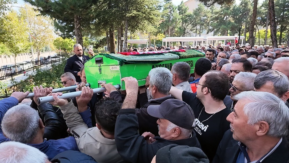 Kıraathanedeki t&uuml;fekli saldırıda &ouml;len şahıs son yolculuğuna uğurlandı
