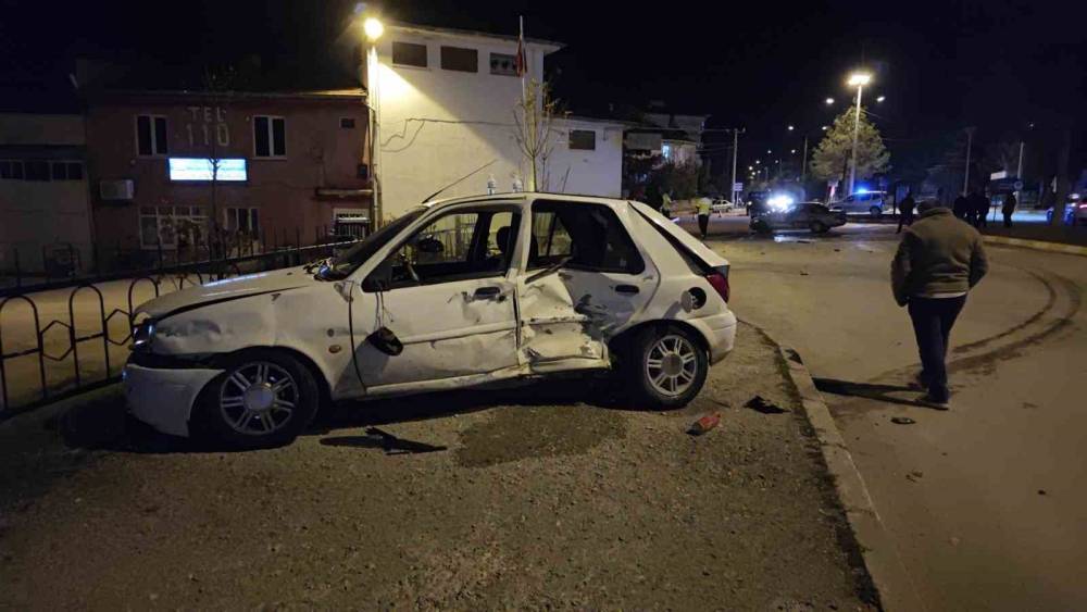Isparta&rsquo;da otomobiller kavşakta &ccedil;arpıştı: 3 yaralı
