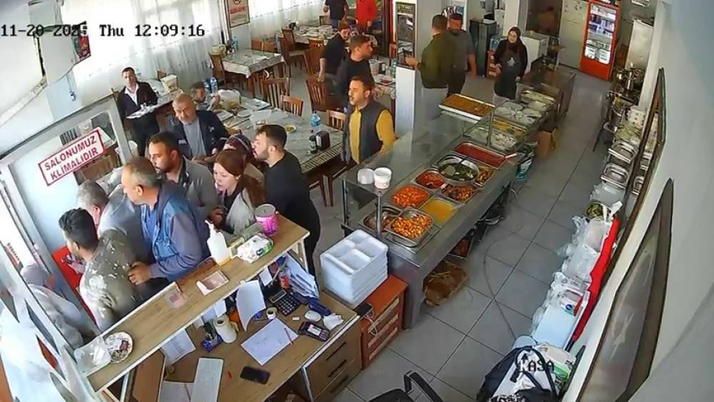 Depreme lokantada yakalanan vatandaşları panikle kaçışları kamerada
