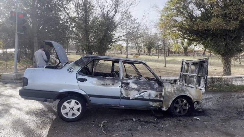 İşten çıkıp eve giderken otomobili yandı
