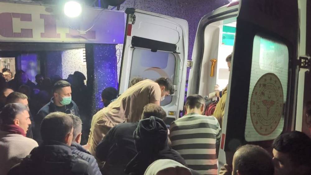 Kalbi duran yaralı i&ccedil;in doktor sedye &uuml;zerinde kalp masajı yaptı
