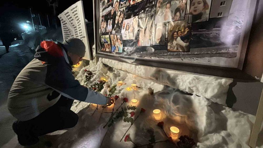 Kartalkaya yangın faciasının birinci yıld&ouml;n&uuml;m&uuml;nde acılı aileler otel &ouml;n&uuml;nde bir araya geldi
