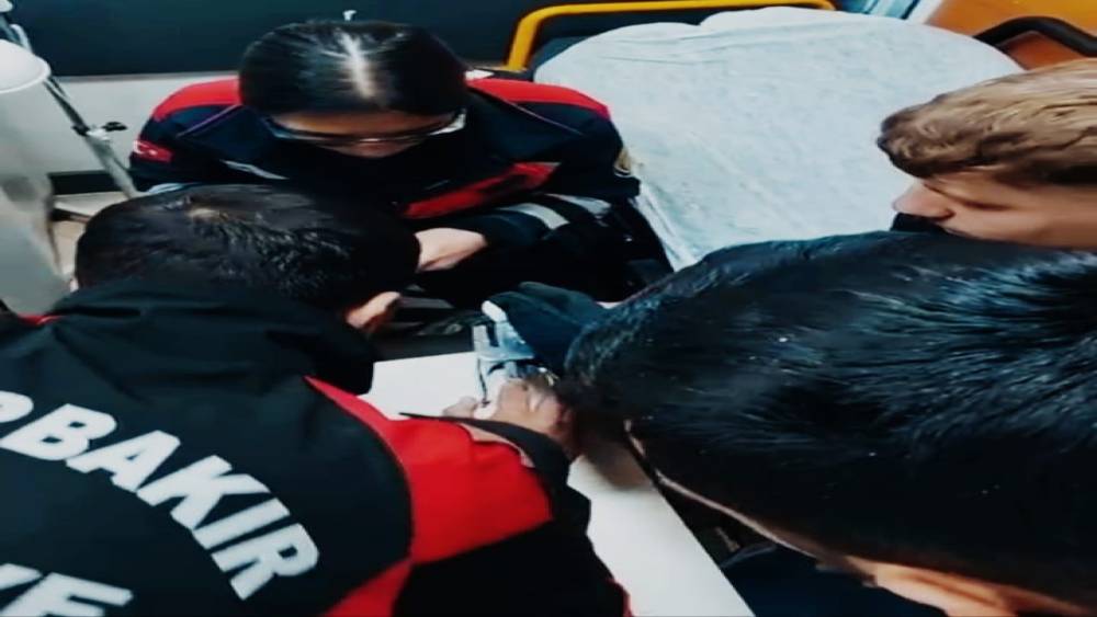 Parmağı zımbaya sıkışan gen&ccedil; i&ccedil;in itfaiye ekipleri harekete ge&ccedil;ti
