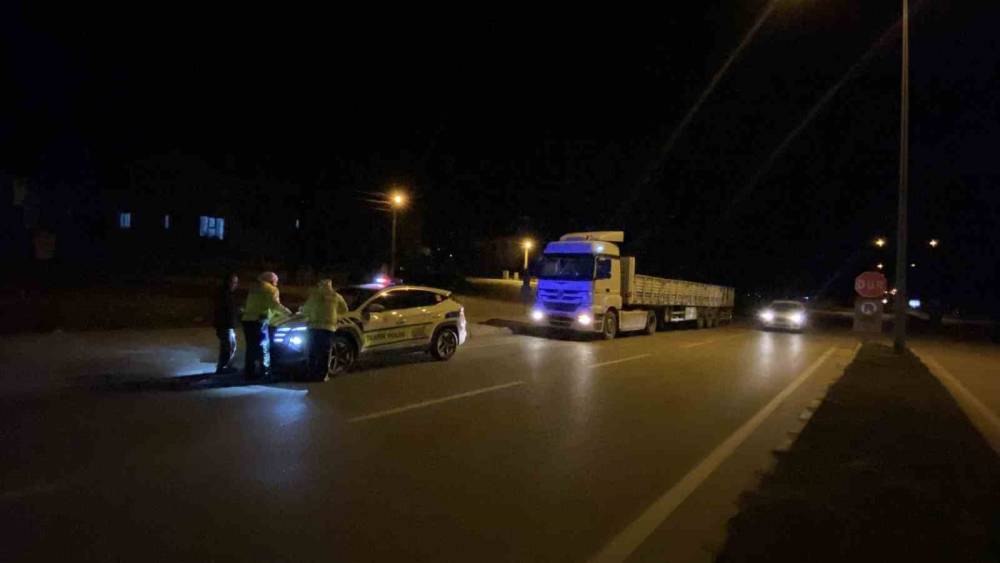 Uygulama noktasından ka&ccedil;an tır s&uuml;r&uuml;c&uuml;s&uuml;n&uuml;n ehliyetsiz olduğu ve arandığı ortaya &ccedil;ıktı
