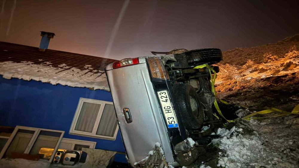 Artvin&rsquo;de trafik kazası: 1 &ouml;l&uuml;, 1 yaralı
