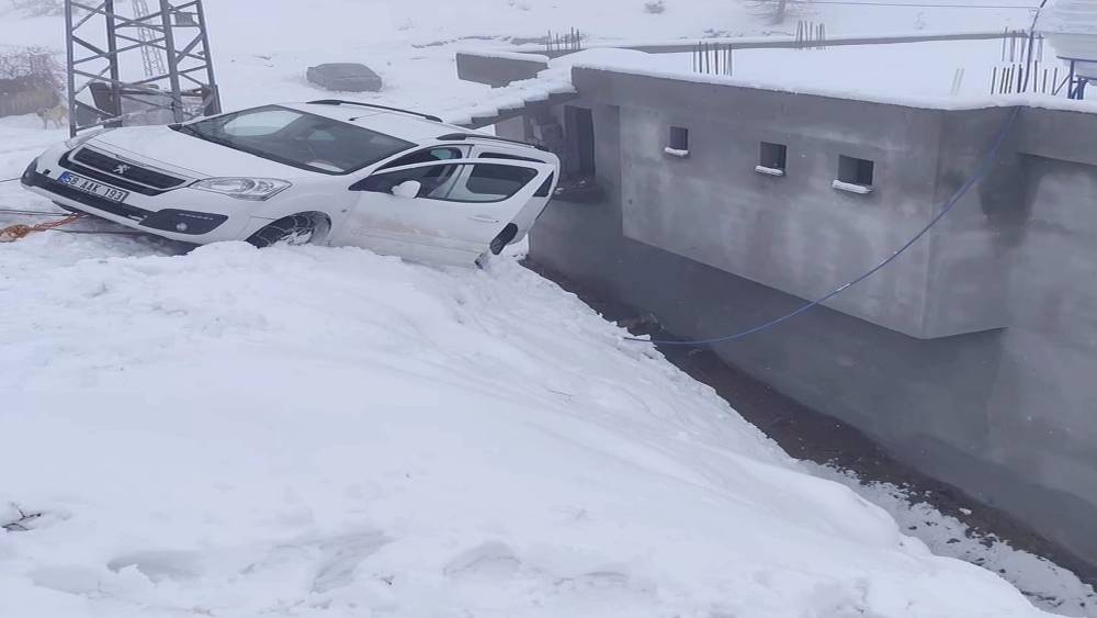 Siirt&rsquo;te kayan otomobil evin duvarında asılı kaldı
