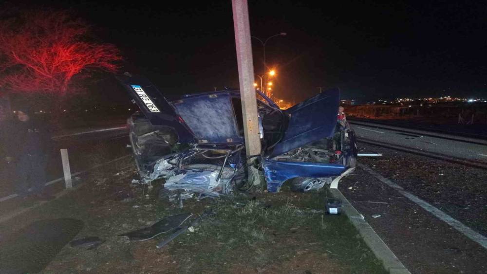 Aydınlatma direğine &ccedil;arpan Tofaş hurdaya d&ouml;nd&uuml;: 2 yaralı
