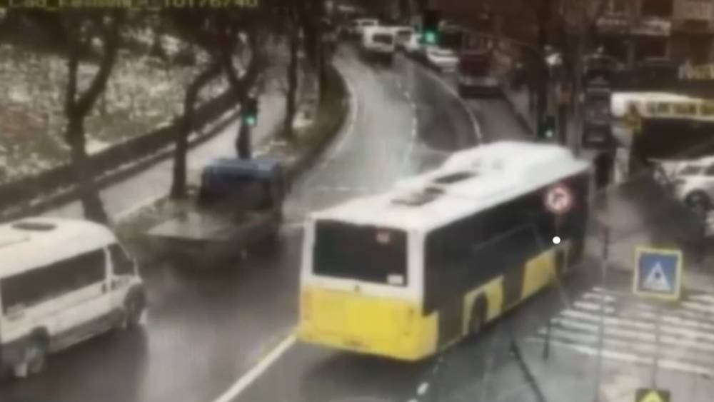 Esenler&rsquo;de otoparka dalan İETT otob&uuml;s&uuml;n&uuml;n altında kalmaktan son anda kurtuldu
