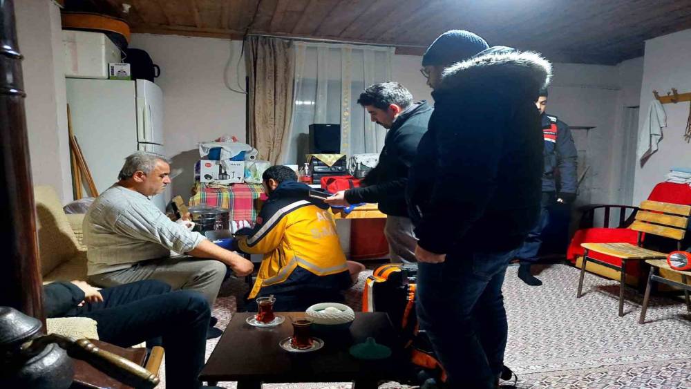 Kardan yolu kapanan k&ouml;ydeki yaralıya ulaşmak i&ccedil;in zamanla yarıştılar
