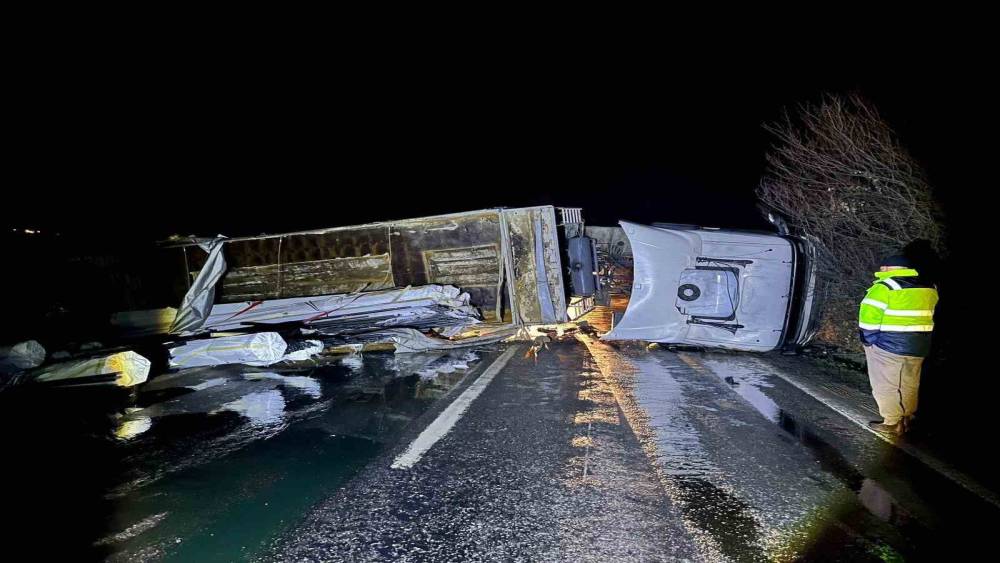 Bilecik&rsquo;te direksiyon hakimiyetini kaybeden tır s&uuml;r&uuml;c&uuml;s&uuml; kaza yaptı
