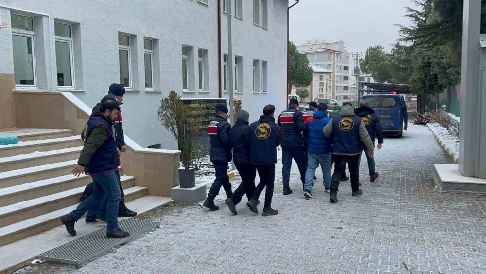 Yaşlı kadını dolandıranlar JASAT&rsquo;tan ka&ccedil;amadı
