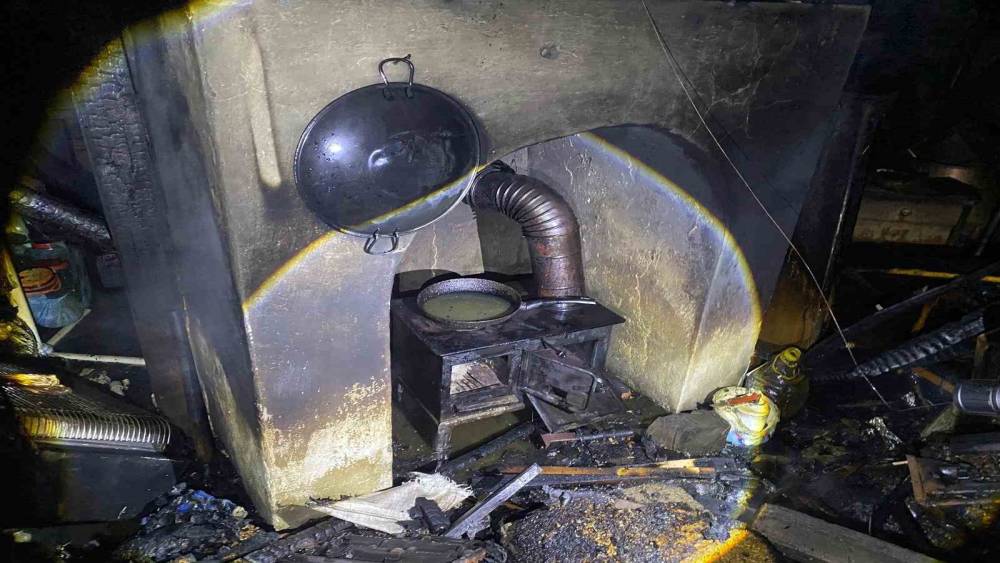 Bacadan &ccedil;ıkan yangında ev tamamen yanarak kullanılamaz hale geldi
