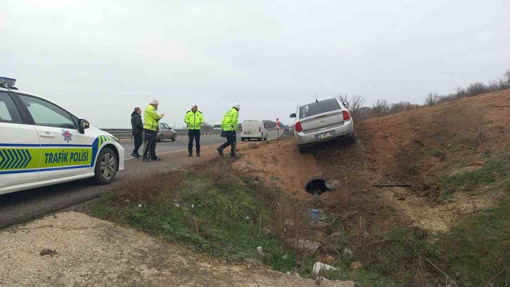 Aşırı hız ve gizli buzlanma nedeniyle otomobil tarlaya u&ccedil;tu
