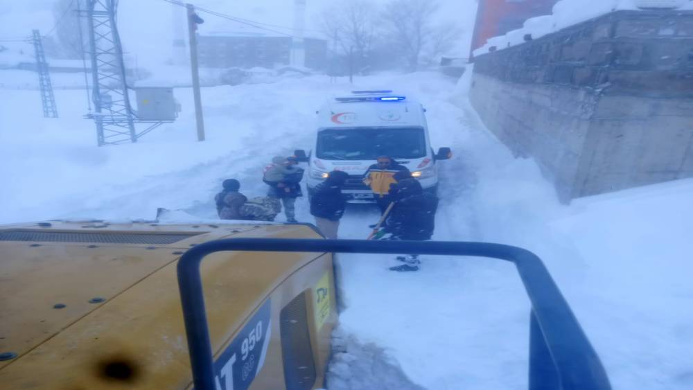 Ağrı&rsquo;da k&ouml;ylerde rahatsızlanan hastalar i&ccedil;in ekipler seferber oldu
