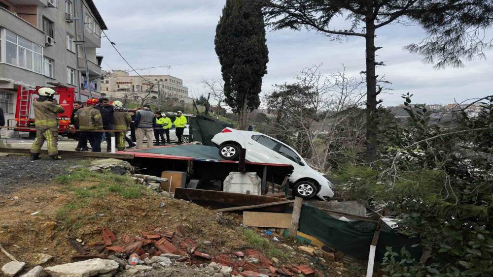 Sarıyer&rsquo;de vitesi karıştırdı, otomobil kamelyanın &uuml;zerine u&ccedil;tu

