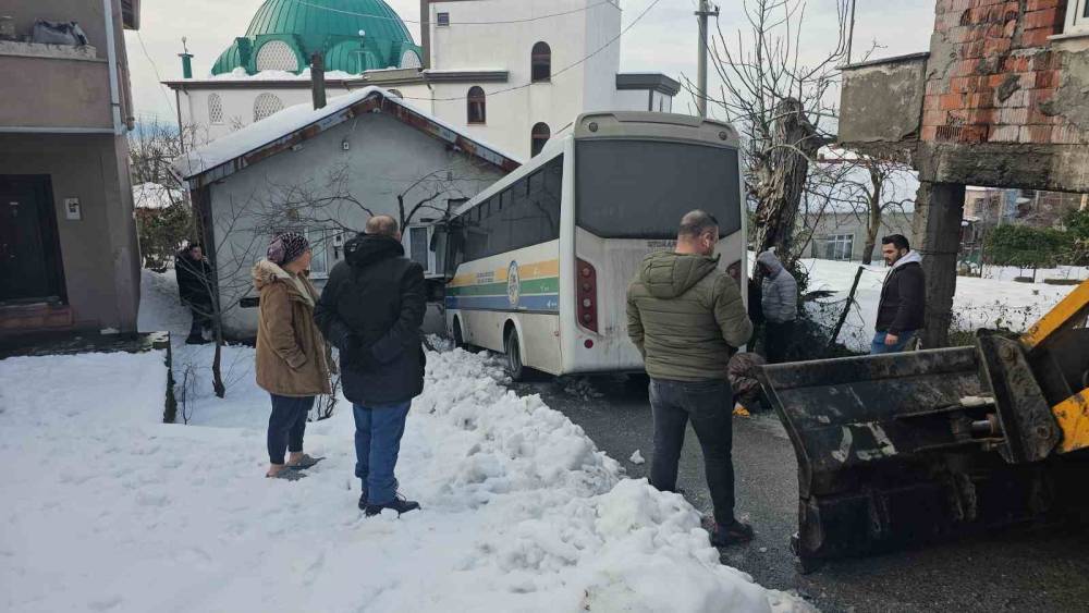 Halk otob&uuml;s&uuml; eve daldı; b&uuml;y&uuml;k bir faciadan d&ouml;n&uuml;ld&uuml;
