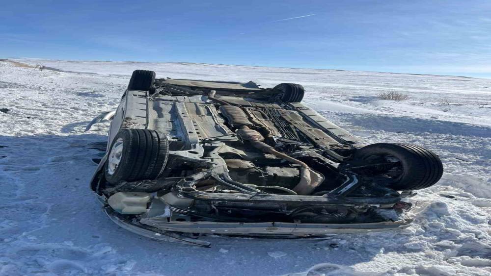 Sivas&rsquo;ta takla atıp ters d&ouml;nen otomobildeki 4 kişi yaralandı
