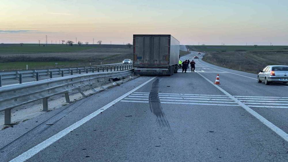 Edirne&rsquo;de tır bariyerlere &ccedil;arptı
