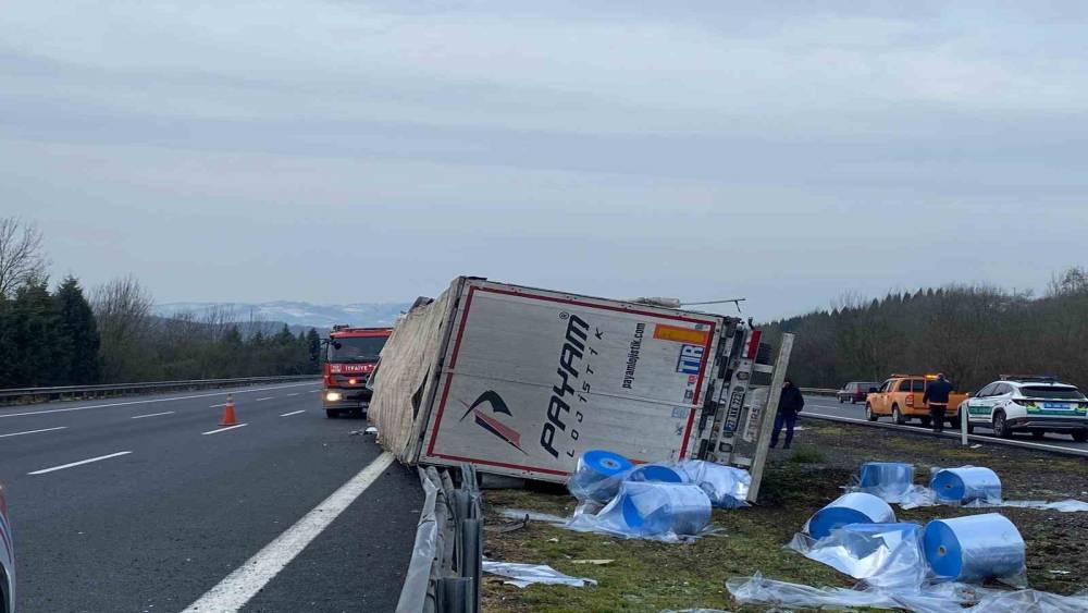 Ref&uuml;je &ccedil;arparak yan yatan tırın s&uuml;r&uuml;c&uuml;s&uuml; yaralandı
