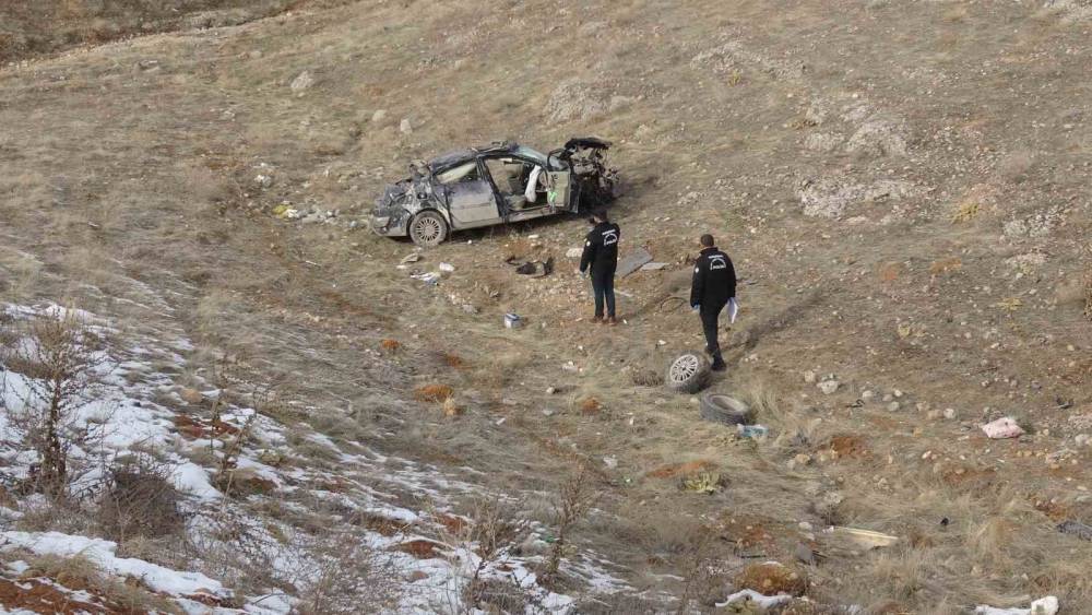 Malatya&rsquo;da lastiği patlayan otomobil şarampole u&ccedil;tu: 1 &ouml;l&uuml;, 2 yaralı
