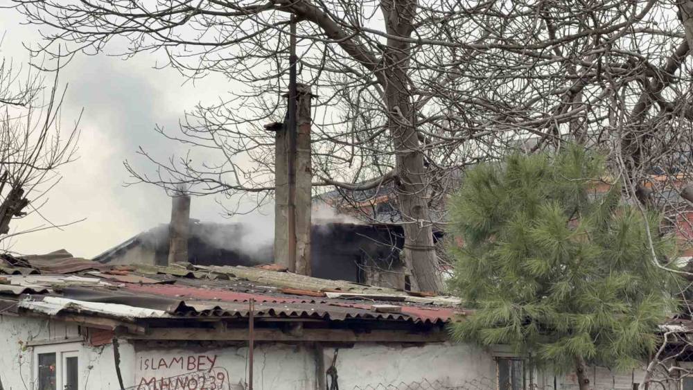 Arnavutk&ouml;y&rsquo;de yaşlı adamın yaşadığı gecekondu alev alev yandı
