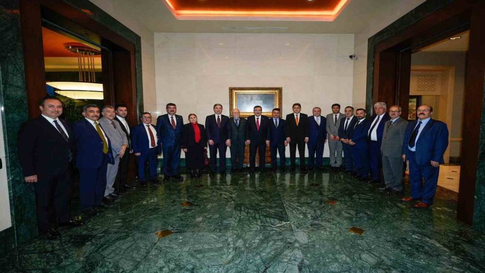 Cumhurbaşkanı Yardımcısı Yılmaz: "Avrupa&rsquo;dan gelen Ezidi toplumu temsilcilerini Cumhurbaşkanlığı K&uuml;lliyesi&rsquo;nde misafir ettik"
