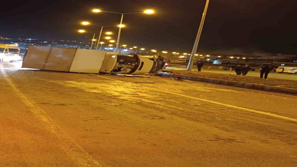 Siirt&rsquo;te kamyonet ile hafif ticari ara&ccedil; &ccedil;arpıştı: 2 yaralı
