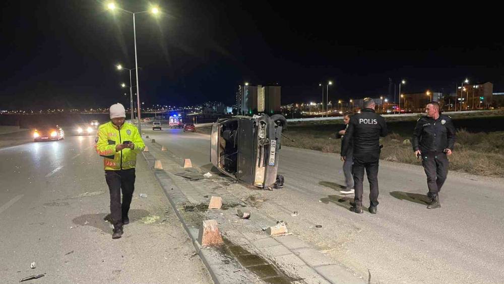 Karaman&rsquo;da beton duba ve aydınlatma direğine &ccedil;arpan otomobil yan yattı: 2 yaralı
