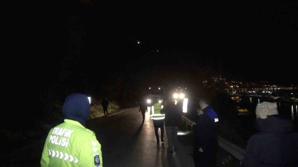 Bursa&rsquo;da heyelan: Mudanya-Kurşunlu yolu trafiğe kapandı
