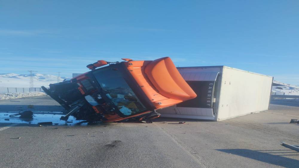 Bing&ouml;l&rsquo;de tır devrildi: 1 yaralı
