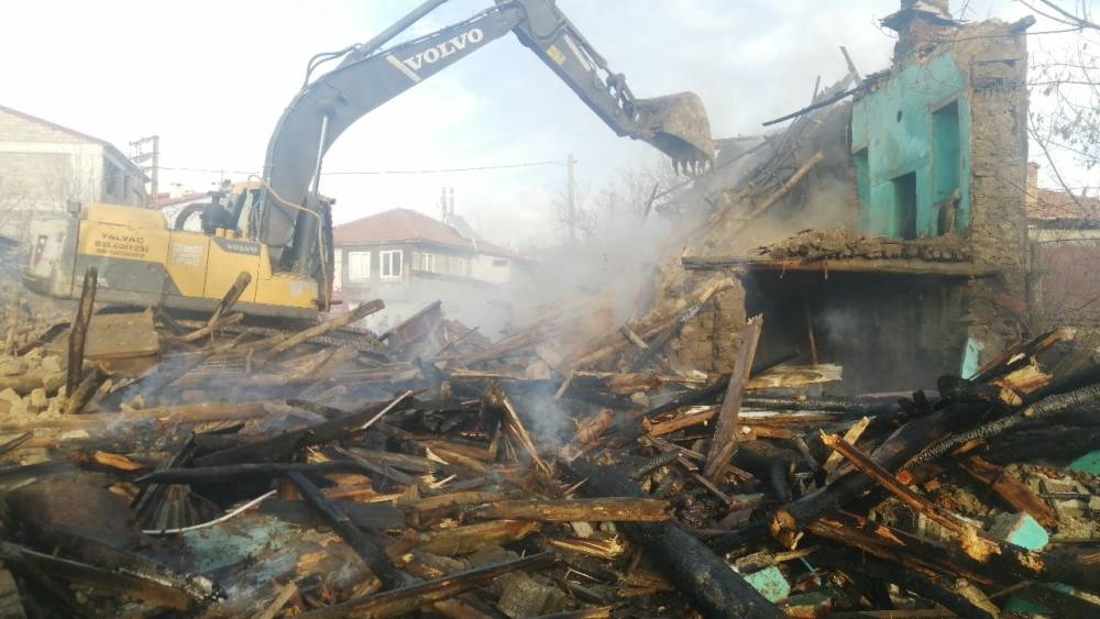 Isparta&rsquo;da kerpi&ccedil; ev yangında kullanılamaz hale geldi
