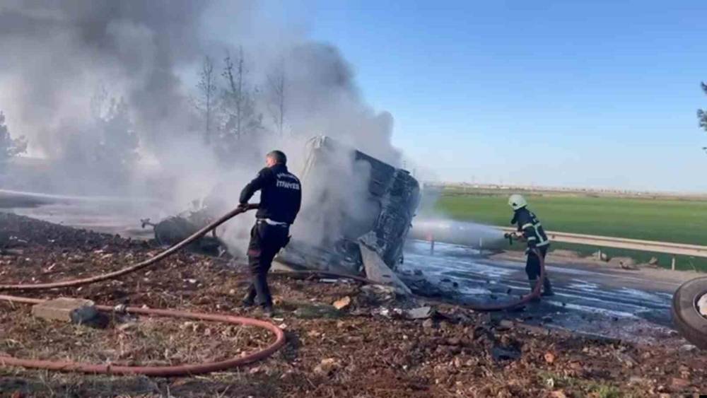 Şanlıurfa&rsquo;da devrilen yakıt y&uuml;kl&uuml; tır alev topuna d&ouml;nd&uuml;: 1 yaralı
