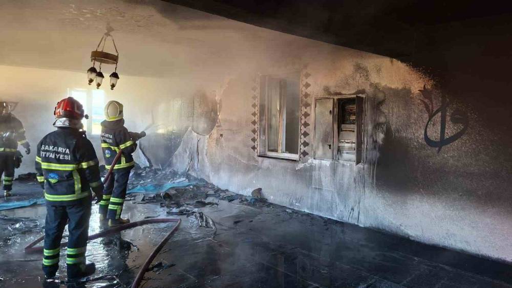 İbadete yeni a&ccedil;ılan camide &ccedil;ıkan yangın s&ouml;nd&uuml;r&uuml;ld&uuml;
