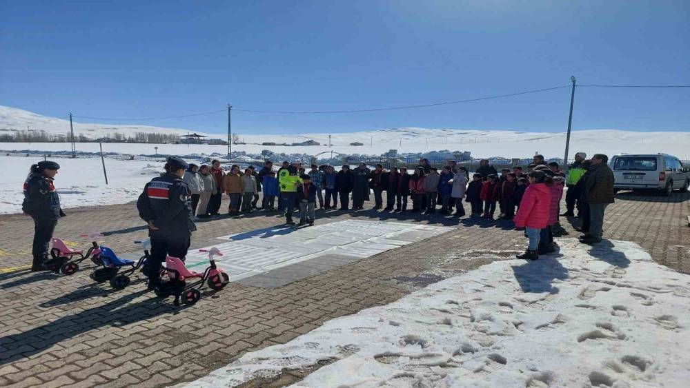 Muş&rsquo;ta &ouml;ğrencilere jandarmadan trafik ve g&uuml;venlik eğitimi
