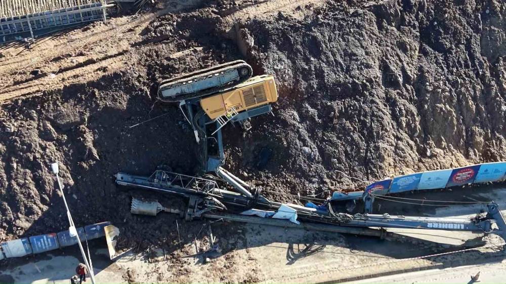 Maltepe&rsquo;de istinat duvarı g&uuml;&ccedil;lendirme &ccedil;alışmasında iş makinesi devrildi
