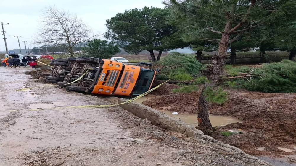 Balıkesir&rsquo;de zemin &ccedil;&ouml;k&uuml;nce beton mikseri devrildi: 1 &ouml;l&uuml;, 1 yaralı
