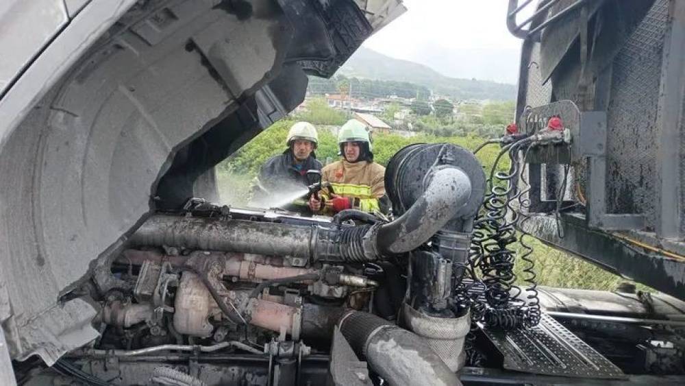 D&ouml;rtyol&rsquo;da tırın motorunda yangın &ccedil;ıktı
