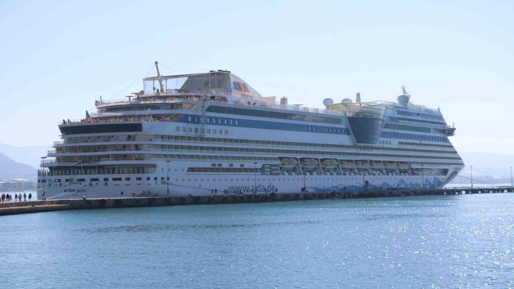 Alanya&rsquo;ya l&uuml;ks kruvaziyer ile 2 bin turist geldi
