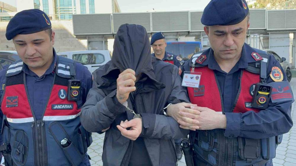 Evinde kokain, uyuşturucu hap ve esrar ele ge&ccedil;ti
