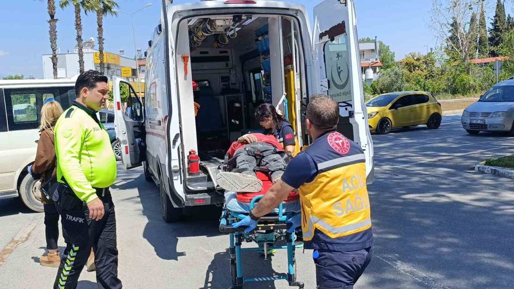 Minib&uuml;slerin &ccedil;arpıştığı kazada s&uuml;r&uuml;c&uuml;ler yaralandı
