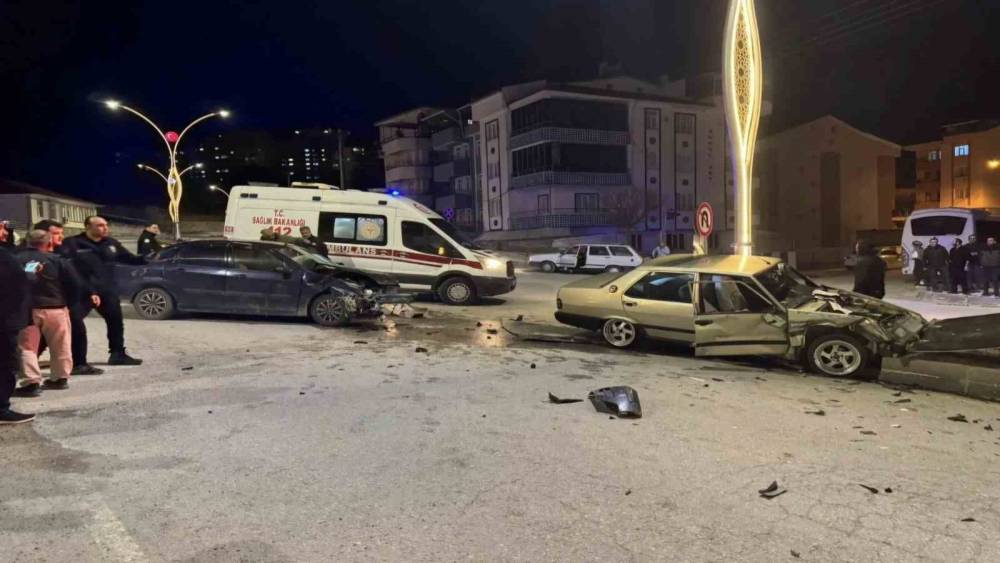 Emet&rsquo;te iki ara&ccedil; &ccedil;arpıştı: 2 yaralı
