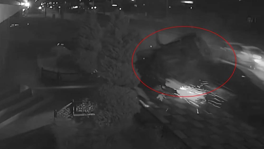 İki aracın yarış iddiası feci kazayla son buldu: 1 kişi yaralandı, 3 ara&ccedil; hasar g&ouml;rd&uuml;
