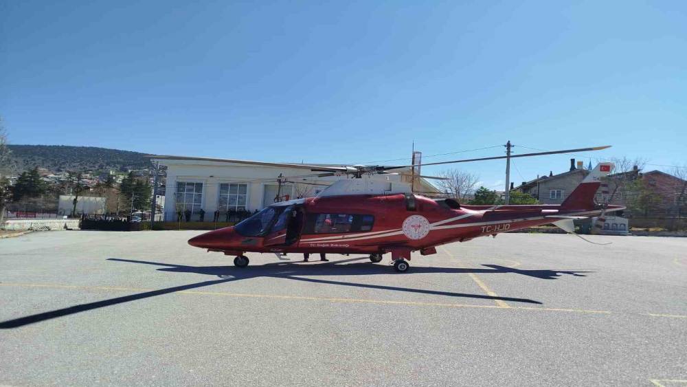 Duvara &ccedil;arpan kamyonun s&uuml;r&uuml;c&uuml;s&uuml; hava ambulansıyla hastaneye yetiştirildi
