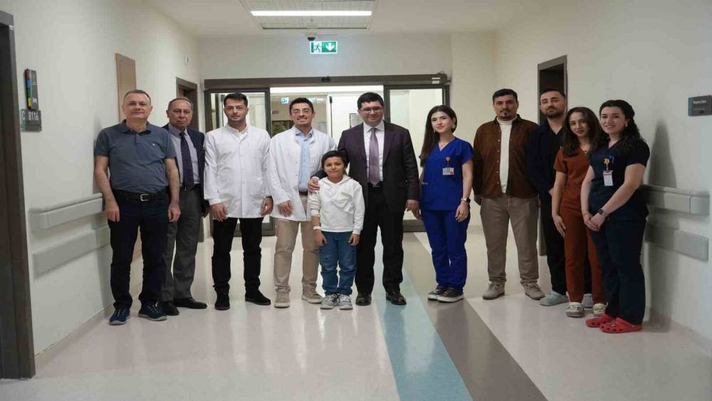 Başparmağında ileri derece hareket kısıtlılığı olan &ccedil;ocuk, operasyonla sağlığına kavuştu
