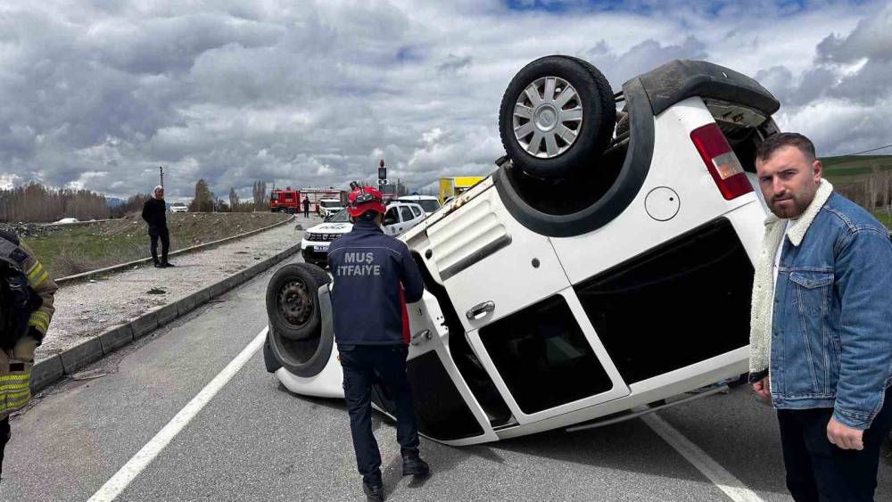 Muş&rsquo;ta hafif ticari ara&ccedil; takla attı: 1 yaralı
